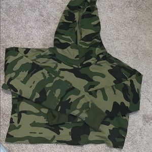Cropped camo sweatshirt.